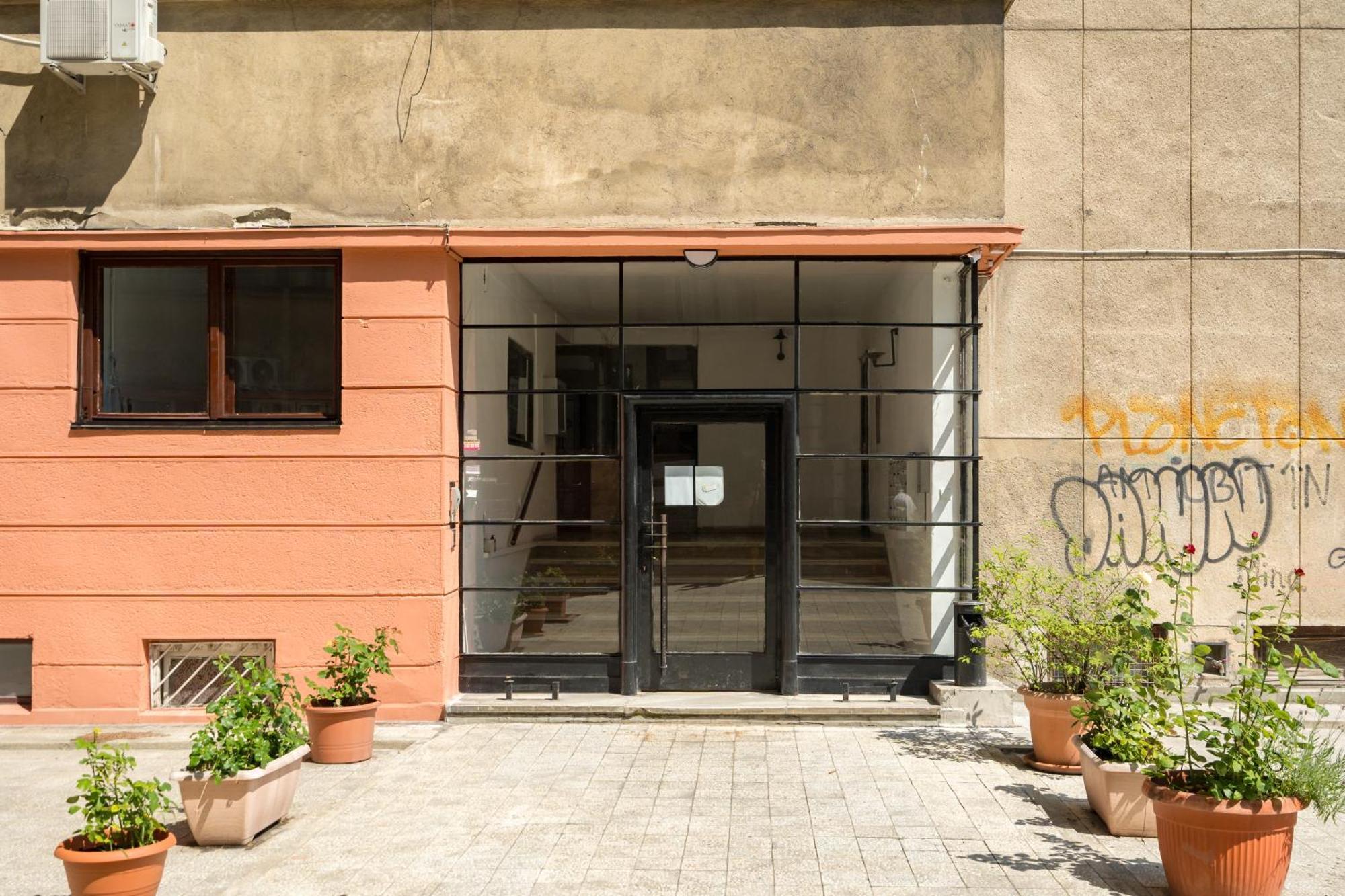 Steps2 Old Town & Metro - The Adventure Apartment Букурещ Екстериор снимка