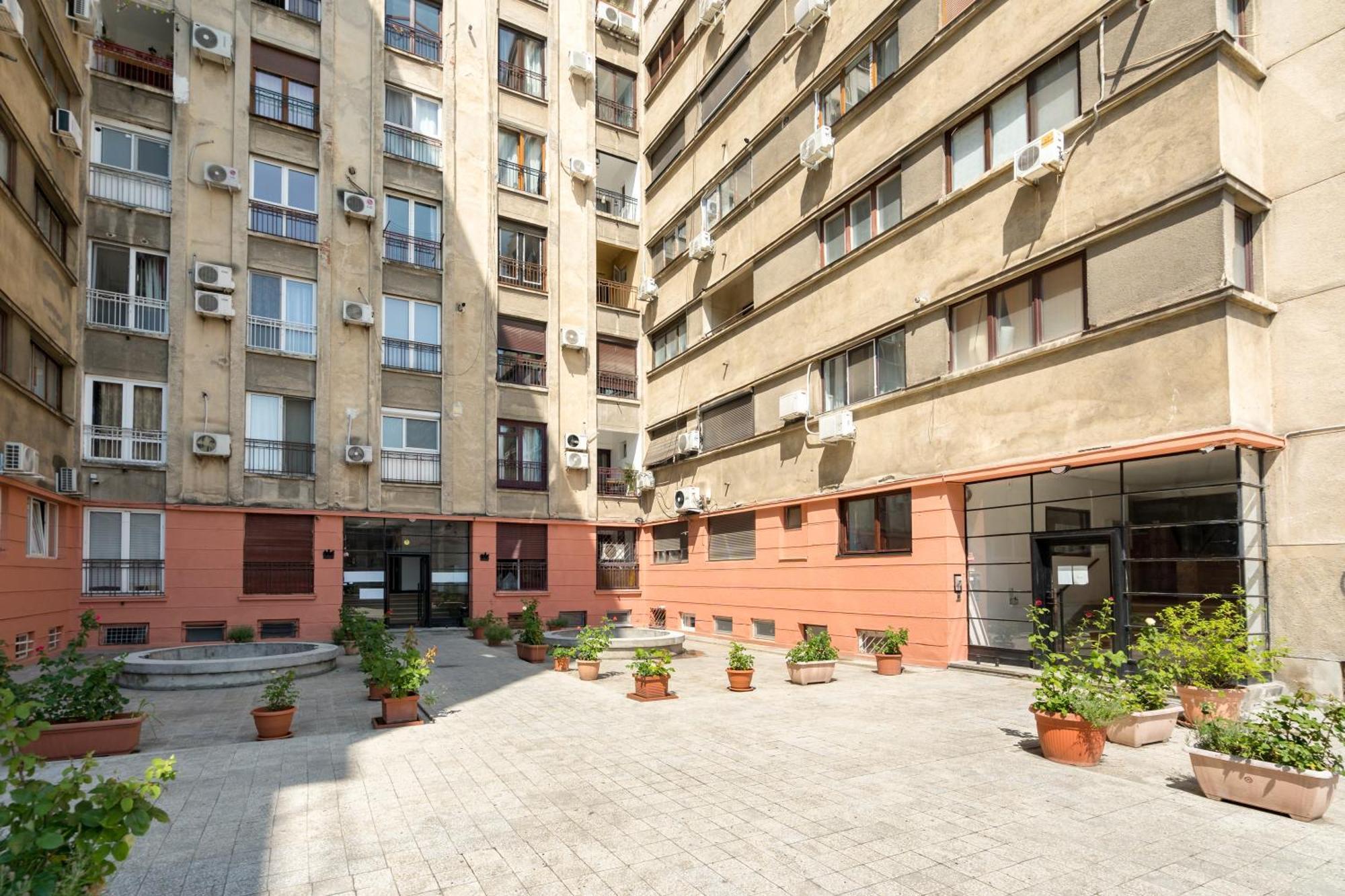 Steps2 Old Town & Metro - The Adventure Apartment Букурещ Екстериор снимка