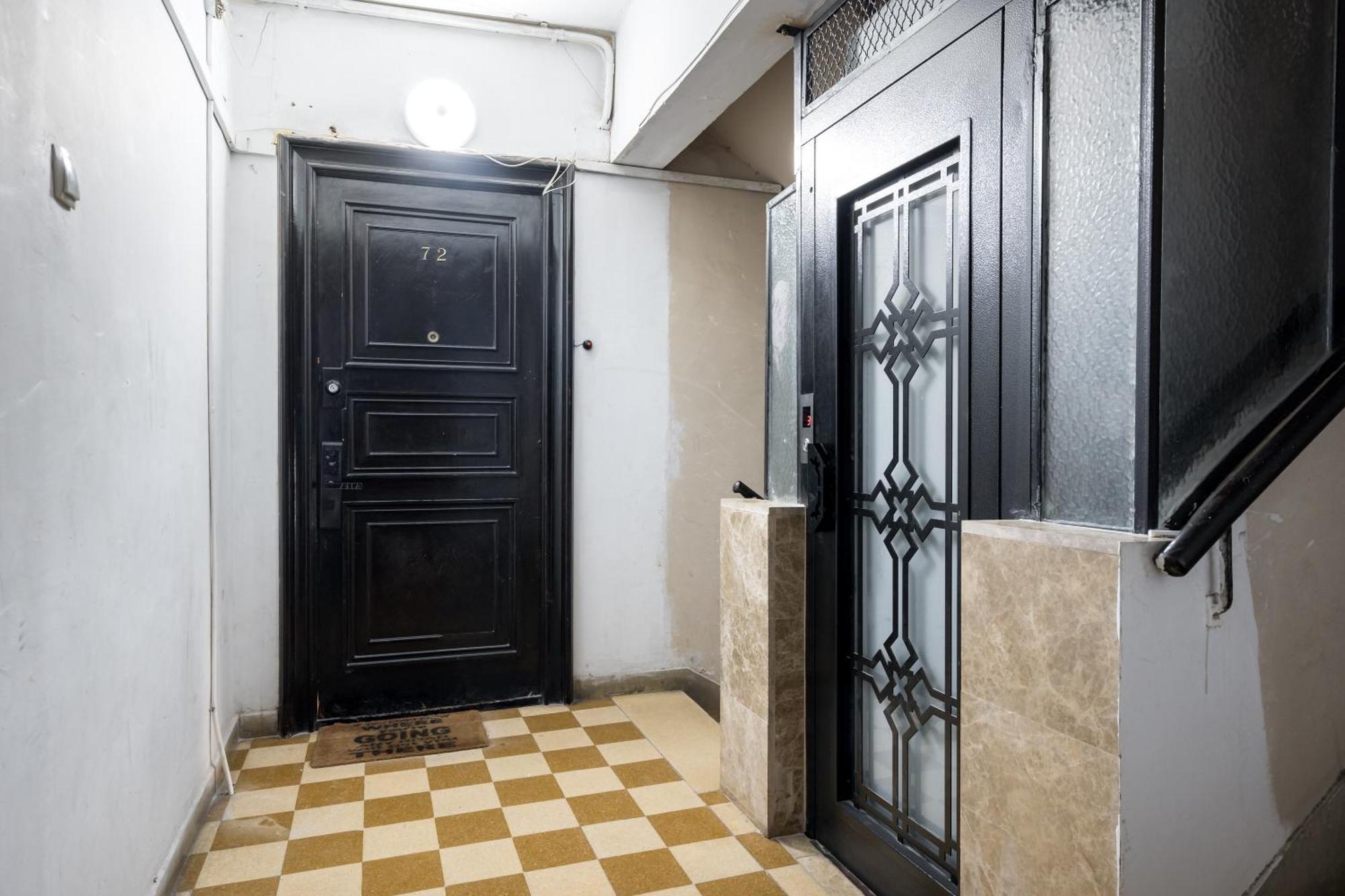 Steps2 Old Town & Metro - The Adventure Apartment Букурещ Екстериор снимка