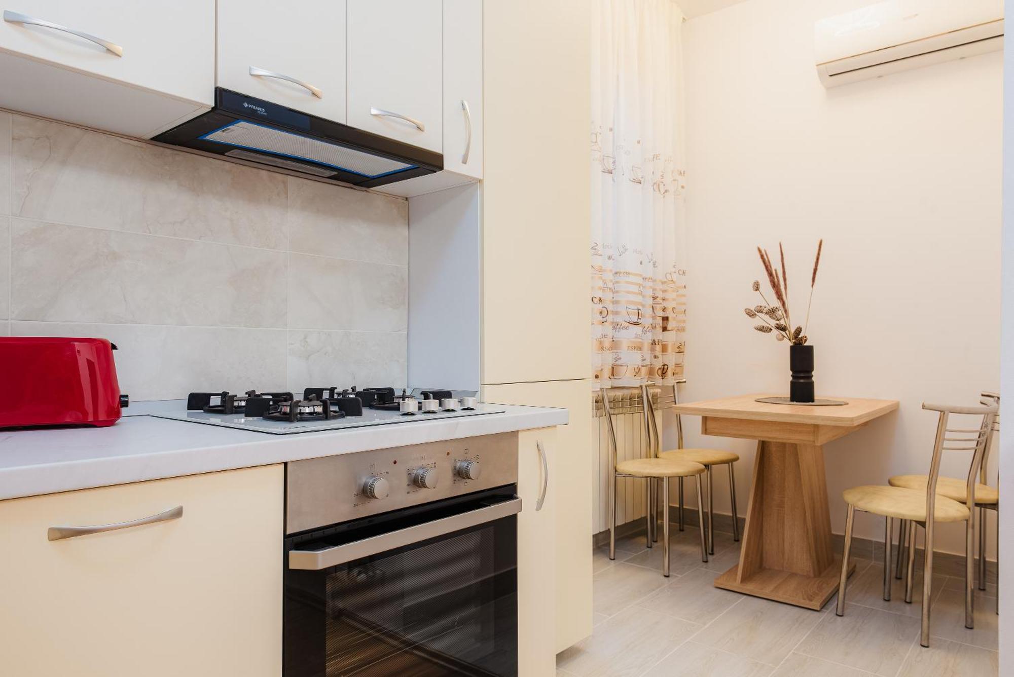 Steps2 Old Town & Metro - The Adventure Apartment Букурещ Екстериор снимка
